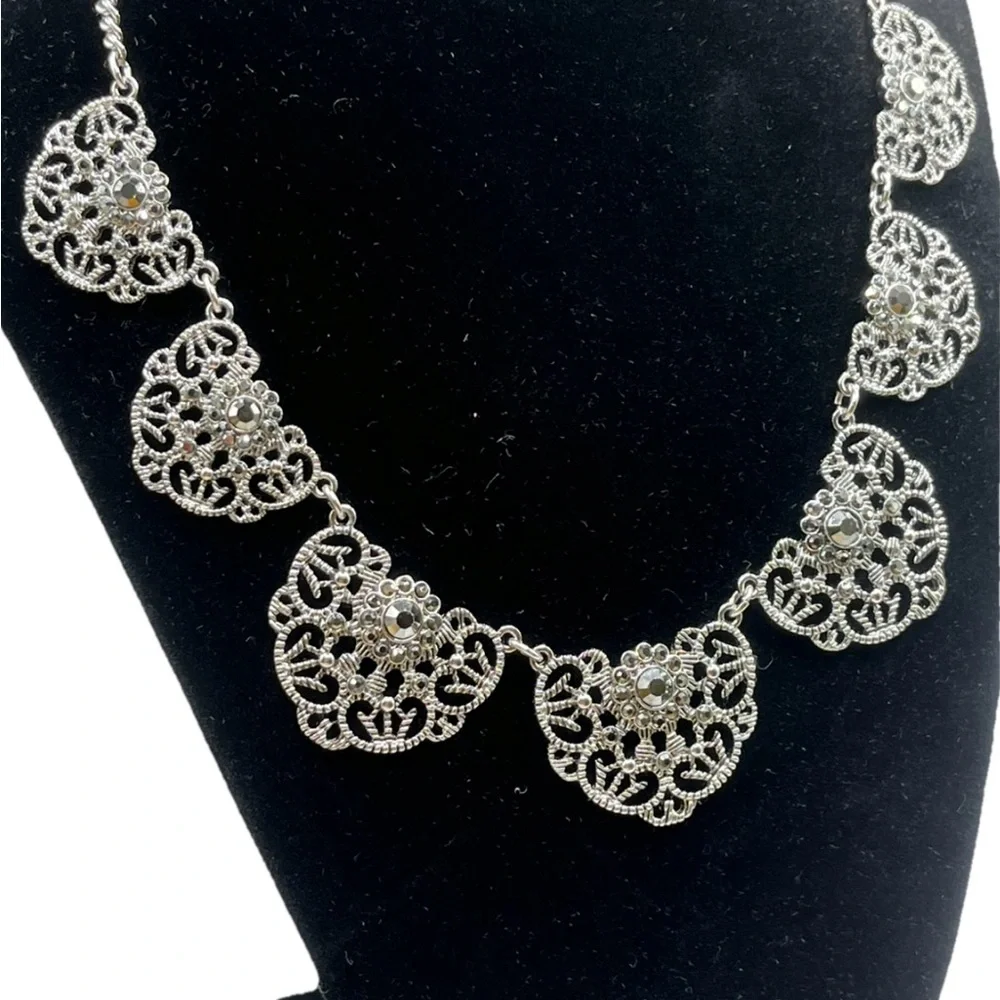 Stunning vintage silver tone filigree ornate chic bib necklace gray rhinestones